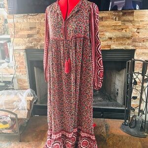 Natural Life- Beautiful Maxi floral print.  Loved it , now must list it.